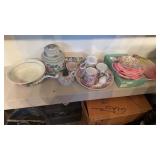 GROUP OF COLLECTIBLE GLASSWARE