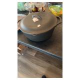LODGE CAST IRON DUTCH OVEN