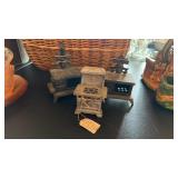 3 VINTAGE CAST IRON MINIATURE STOVE SAMPLE