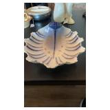 VINTAGE PORCELAIN SHELL SHAPED DISH (BLUE & WHT)