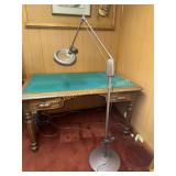 Industrial floor magnifying lamp