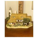 David Winter Cottages Orchard Cottage has box but