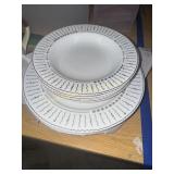 Pottery barn Nile soup bowls and dinner plates 4