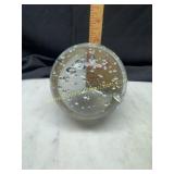 Controlled bubbles paperweight