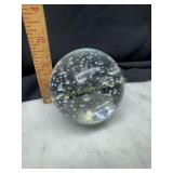 Controlled bubbles paperweight