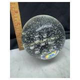 Controlled bubbles paperweight