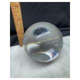 Controlled bubbles paperweight
