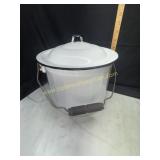 Enamel ware chamber pot