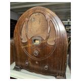 Vintage Philco cathedral style table top radio