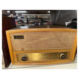 Midcentury Zenith desk top tube radio