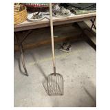 Fruit scoop with round shoulder