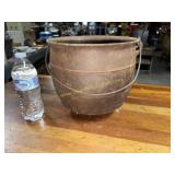 Cast iron pot with bail