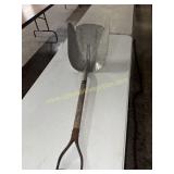 Aluminum scoop wooden handle