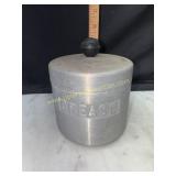 Aluminum grease jar with strainer inside