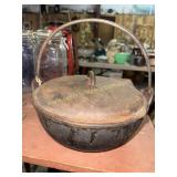 Cast iron dutch oven with rounded bottom