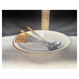 Bamboo teaspoons in bowl