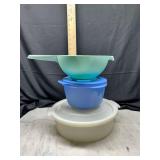 Tupperware colander and bowls with lids set of 3