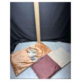 Set of 2 silk and velvet storage bags with glove contents