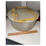 Tupperware cake saver