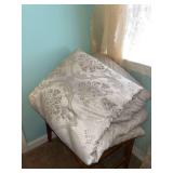 Damask pattern quilted bedspread