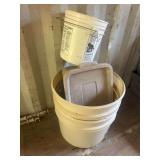 Plastic buckets and Rubbermaid Roughneck lid set