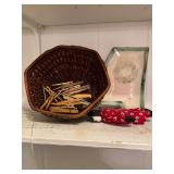 2 baskets, wooden clothespins and Mississippi holiday dish
