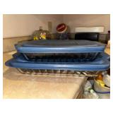 2 anchor hocking baking dishes with lids