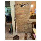 Magnifying floor lamp