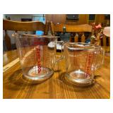 2 Heat proof measuring cups