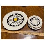 Royal ironstone it’s a daisy pattern platter and 3 saucers