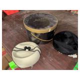 Vintage hat box with 2 ladies hats
