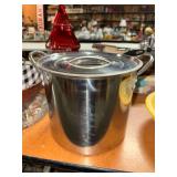 Lightweight stainless stock pot
