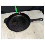 Cast iron skillet with helper handle