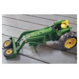 ERTL 1/16 John Deere 4020 Diesel Tractor w/ Loader