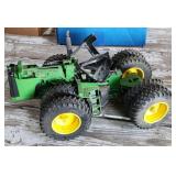ERTL 1/16 John Deere 4WD Tractor Full Duals