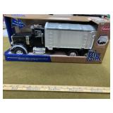 Ertl Big Farm Peterbilt 367 Grain Truck