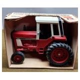 International 1586 Tractor