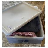 4 Clean Towels in Tote with Lid