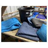 Large Tub with 5 Packing Blankets