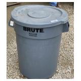Brute Rubbermaid Trash Tote with Lid