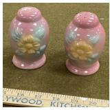 Hull Salt n Pepper Shakers