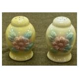 Hull Salt n Pepper Shakers