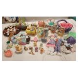 Lg Group of Good Clean Easter Deco & Collectibles