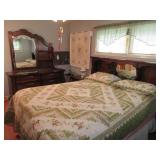 (5) Piece Bedroom Set w/ Clean Queen Size Bed