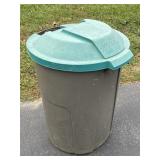 Rubbermaid Trash Can w/Attached Lid