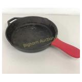 Lodge 8SK 10" Cast Iron Skillet w/ Silicone Handle