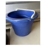 New 2.5 gallon feed bucket