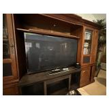 Wooden entertainment cabinet w/Vieta TV