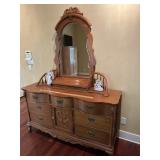 Oak dresser with mirror w/panel sides