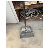 Garage dustpan w/handle